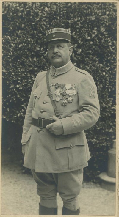 Un-lieutenant-colonel-fort-décoré-Nicham-Iftikar-Osmanie.jpg
