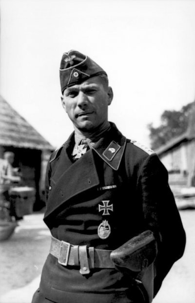Bundesarchiv_Bild_101I-208-0030-29,_Russland-Nord,_Offizier_der_Panzertruppe.jpg