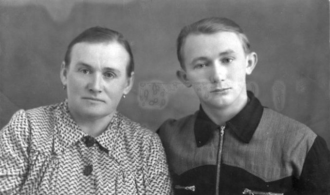 14 - Дарья Дорохова с сыном 1956.jpg