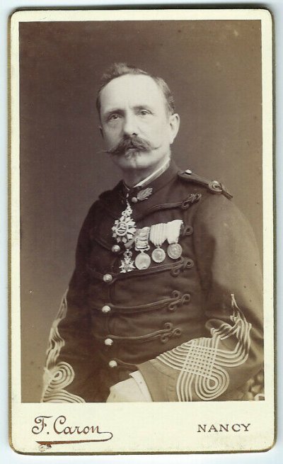 Foto-CDV-1880-Retrato-de-Militar-Medalla (1).jpg