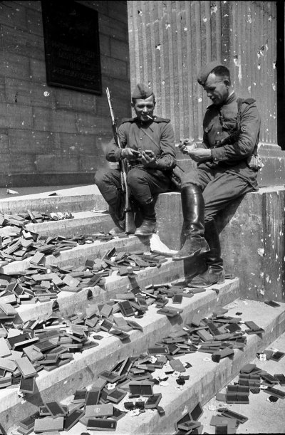Berlin - Treppe der Kanzlei des Führers - 1945.jpg