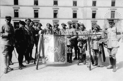0 Tcheco-slovaques_a_la_caserne_de_Reuilly.jpg