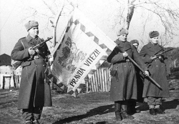 0006. Чехословацкие солдаты с Боевым Знаменем.jpg