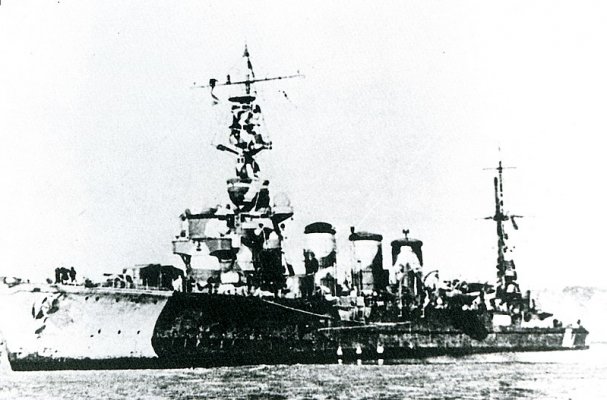 800px-Japanese_cruiser_Tama_in_1942.jpg
