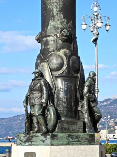 Pili piazza Unita.jpg