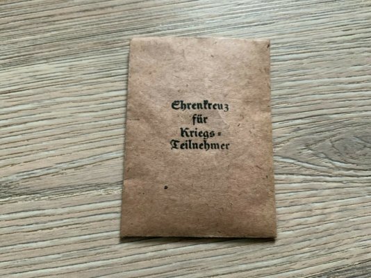 Orden-Ehrenkreuz-fur-Kriegsteilnehmer-in-Tute-mit-Packzettel-_571.jpg