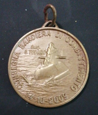 Medaglia-Smg-S-Todaro-consegna-Bandiera-di-Combattimento.jpg