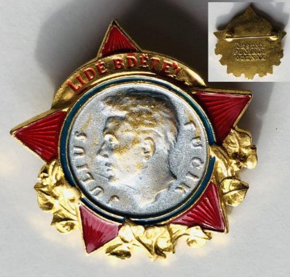 cestny-ctenarsky-odznak-fucikuv-odznak-novejsi-typ-feb723cd-280f-4585-9309-0ee951f8a651.jpg