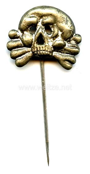 um 1930. Hohlgeprägte Zivilnadel in From des SS Totenkopf 1. Modell 350е.jpg