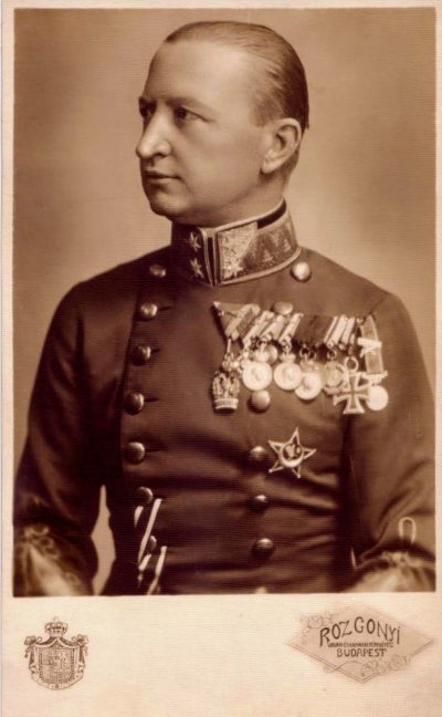 Главнокомандующий армией Южеф Керекесс.jpg