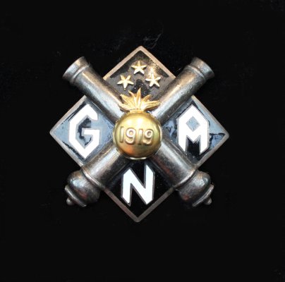 Lat104 Pagrind. artilerijos dirbtuvių GAN ženklas  Badge of the Main Artillery depot GAN Thin ...JPG