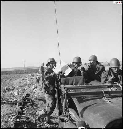Четверо солдат-джипов изучают карту и передают радиосообщение во время маневра в районе Бедо..jpg