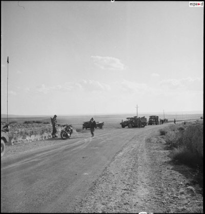 Колонна грузовиков GMC 6x6, перевозящих солдат, участвующих в организованных маневрах в Бедо..jpg