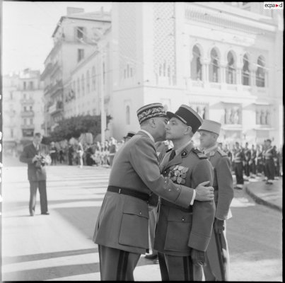 11 ноября церемония у памятника погибшим и стеле морякам в Алжире в присутствии Жака Сустелля..jpg