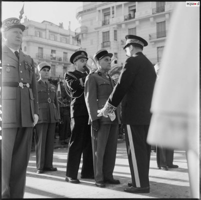 11 ноября церемония у памятника погибшим и стеле морякам в Алжире в присутствии Жака Сустелля.2.jpg