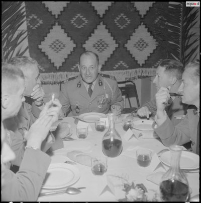 Черчелл. Визит Раймонда Трибулета. Офицеры во время приема..jpg