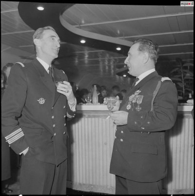 La Reghaïa. Pot donné à l'issue de la cérémonie du 11 Novembre 1961. L'Amiral Querville et le ...jpg