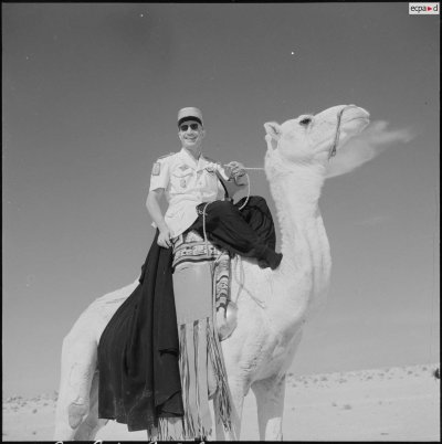 Bir el Adal. Cérémonie de l'échange des montures. Présentation des fanions et défilé..jpg