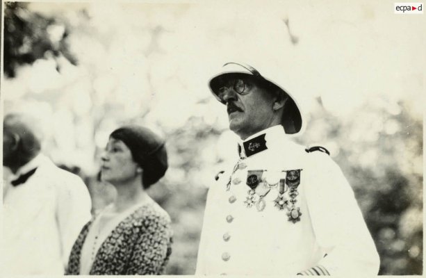Le colonel Noiret assiste au défilé des troupes le 14 juillet 1930 à Shanghai..jpg