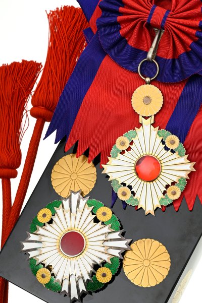lot-1831-japon-ordre-supreme-chrysantheme-fonde-1876-ensemble-grand-cordon-detail-1.jpg
