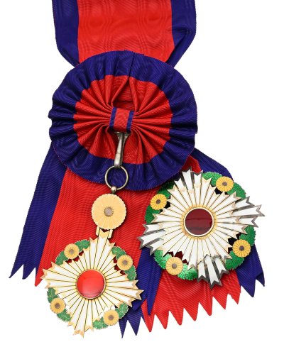 lot-1831-japon-ordre-supreme-chrysantheme-fonde-1876-ensemble-grand-cordon.jpg