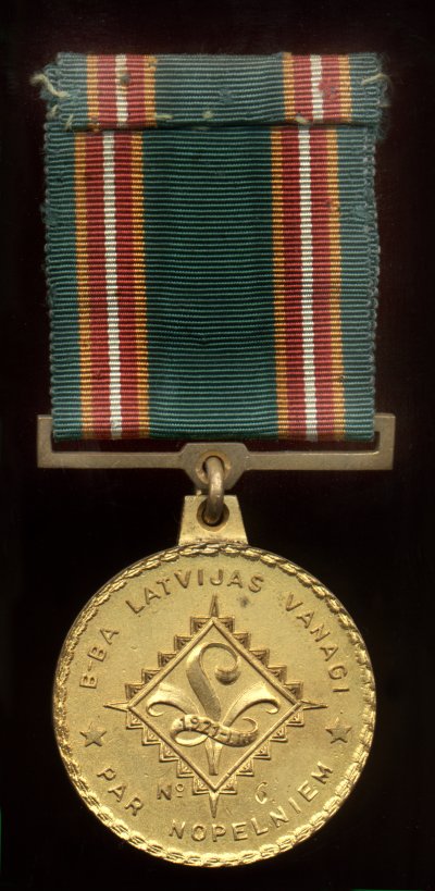 Lat105b-Van1-35,4 x 40,5 mm. 21,07 g..jpg