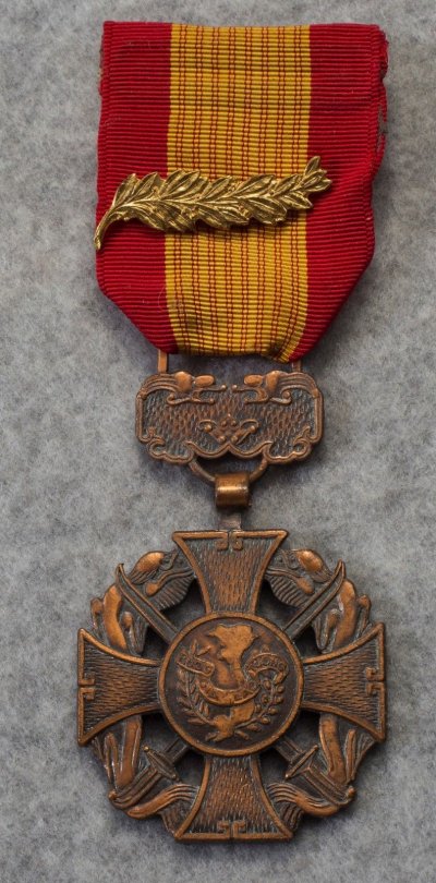 south Vietnamese-Theater-Made-ARVN-Paratrooper-Wing-Medals-Insigni.jpg
