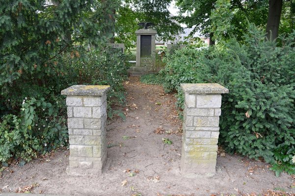 Schleswig-Holstein,_Blomesche_Wildnis,_Ehrenmal_NIK_9532.JPG