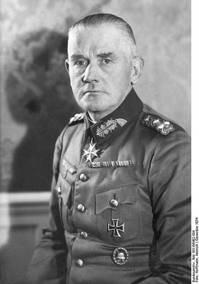 422px-Bundesarchiv_Bild_183-W0402-504,_Generaloberst_Werner_von_Blomberg.jpg
