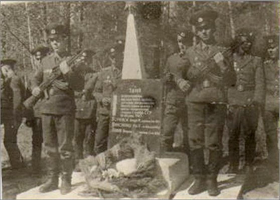 Памятник 1975-78.jpg