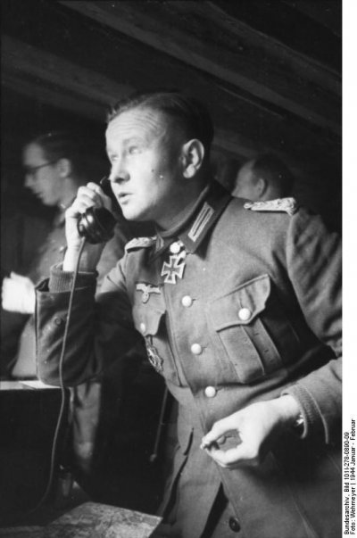 Bundesarchiv_Bild_101I-278-0890-09,_Russland,_Oberst_am_Telefon.jpg