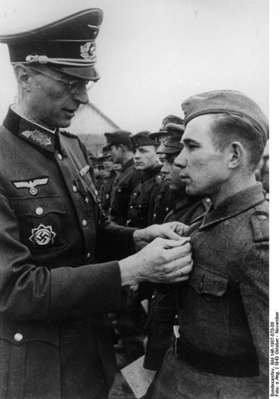 422px-Bundesarchiv_Bild_146-1987-070-08,_Russland,_Freiwillige_in_der_Wehrmacht.jpg