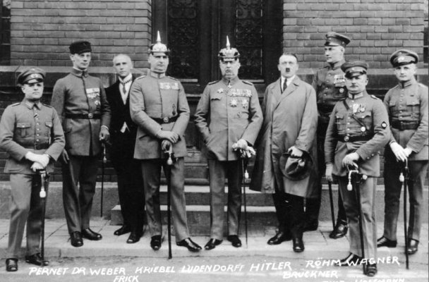 Bundesarchiv_Bild_102-00344A,_München,_nach_Hitler-Ludendorff_Prozess_retouched.jpg