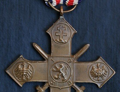 Ceskoslovensky_valecny_kriz_1939_I_prazske_vydani_detail_r.jpg