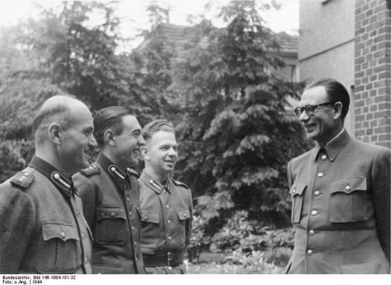 Bundesarchiv_Bild_146-1984-101-32%2C_General_Andrej_Wlassow_mit_russischen_Freiwilligen.jpg