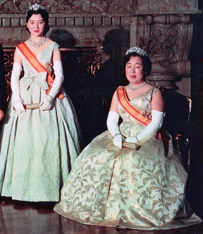 Копия Копия Crown_Prince_&_Princess_&_Emperor_Showa_&_Empress_Kojun_wedding_1959-4.jpg