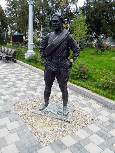 Памятник_товарищу_Сухову_(Самара).jpg