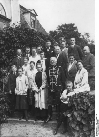 Bundesarchiv_Bild_183-R11236,_August_von_Mackensen_mit_Familie.jpg