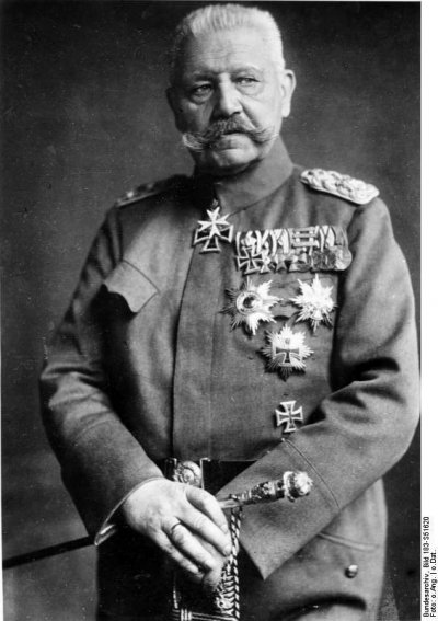 Bundesarchiv_Bild_183-S51620,_Generalfeldmarschall_Paul_v._Hindenburg.jpg
